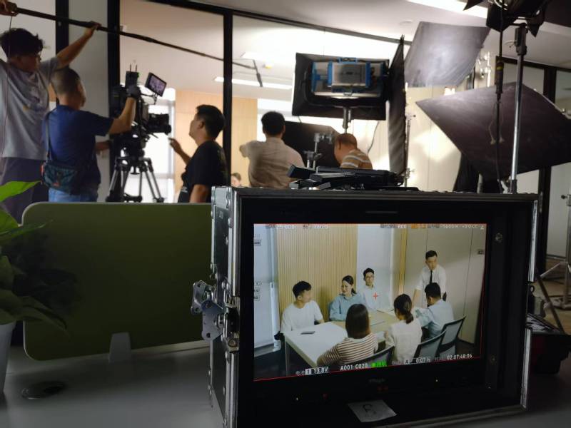 鄂城区TVC拍摄公司：科技产品视觉化大师，诠释未来感与功能美学